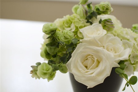 5 cách cắm hoa để bàn đẹp trang trí nhà đón hè