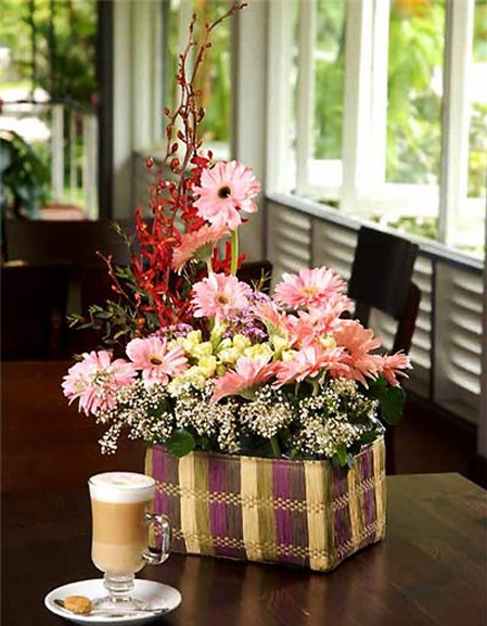 Cách cắm hoa để bàn đẹp trang trí nhà thêm lung linh