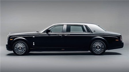 Nhìn rất RollsRoyce Ghost mà lại là Lincoln nhưng màn độ limousine còn  thuyết phục hơn